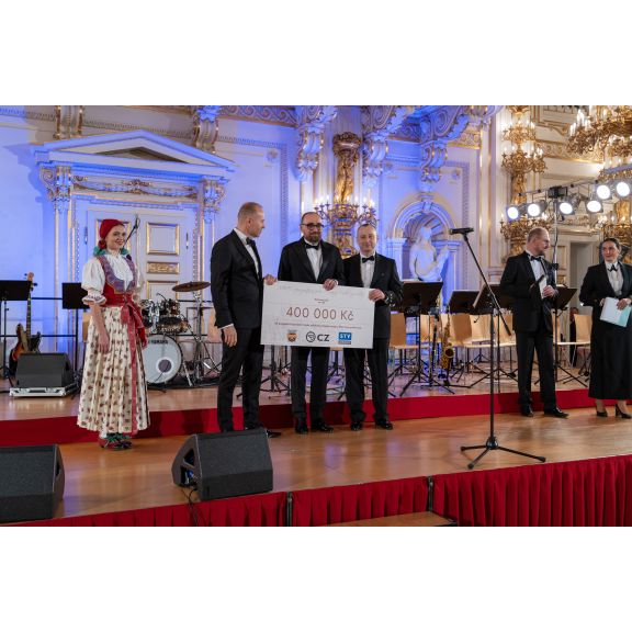 Zleva: Jan Drahota (Colt CZ GROUP), David Hác (STV GROUP) a Robert Speychal (Ministerstvo obrany ČR)při předání šeku na 400 000 Kč na podporu Vojenského fondu solidarity.