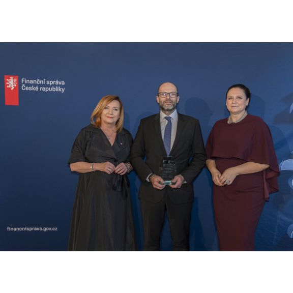 Ocenění TOP 20 plátců daně v ČR za rok 2026 - zleva Alena Schillerová, MF, Pavel Beran STV GROUP, Simona Hornochová, GFŘ