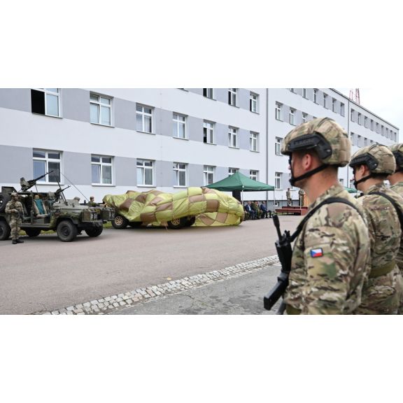 Slavnostní předání nových lehkých taktických vozidel Flyer 72 HD 43. výsadkovému pluku v Chrudimi