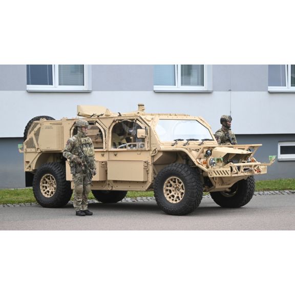 Slavnostní předání nových lehkých taktických vozidel Flyer 72 HD 43. výsadkovému pluku v Chrudimi