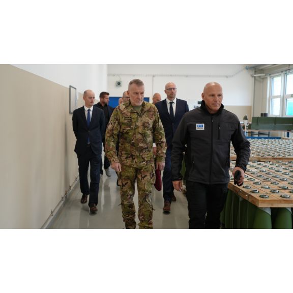 Náčelník Generálního štábu AČR navštívil výrobní závod STV GROUP v Poličce