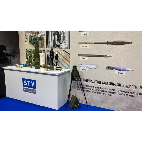 Ukázka velkorážové munice STV GROUP: granáty PG-7VM a TB-7V, projektil 155 mm, minometné granáty ráží 81 mm a 122 mm a střela ráže 125 mm.