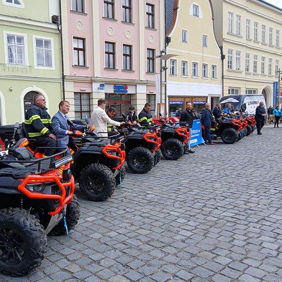 STV GROUP věnovala terénní čtyřkolky dobrovolným hasičům z Mikroregionu Frýdlantsko