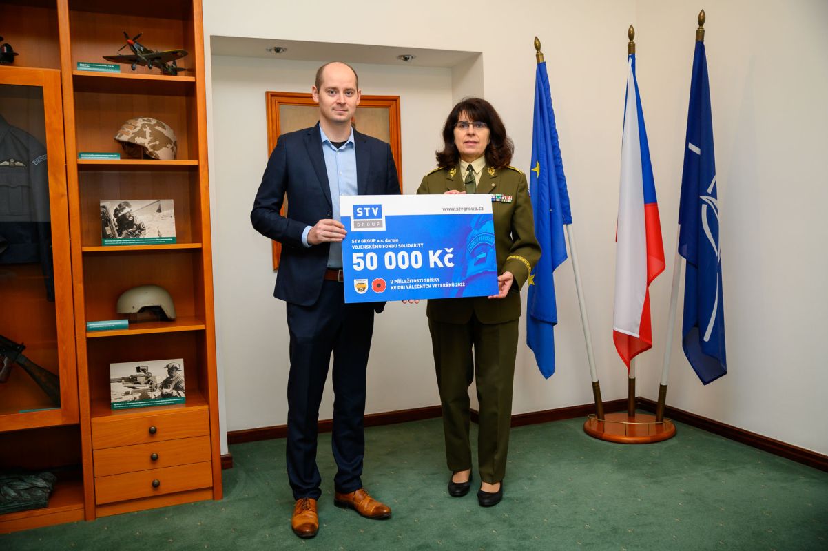 Ivo Strejček předává symbolický šek paní brig. gen. Lence Šmerdové