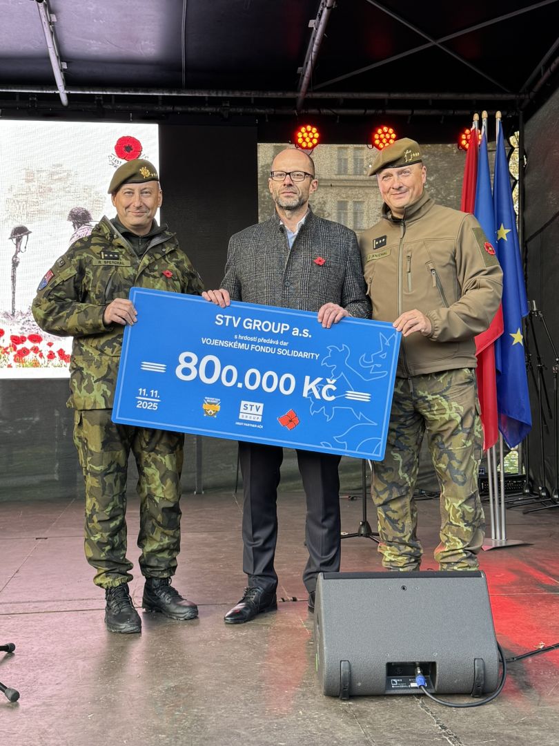 Pavel Beran z STV GROUP předává šek Vojenskému fondu solidarity